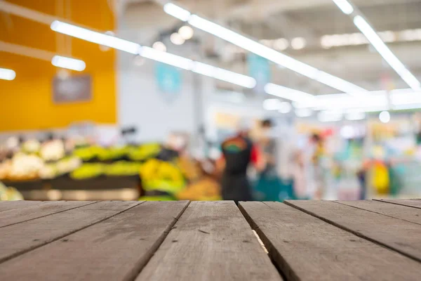 Holz Tischplatte Mit Supermarkt Lebensmittelgeschäft Verschwommenen Hintergrund Mit Bokeh Licht — Stockfoto