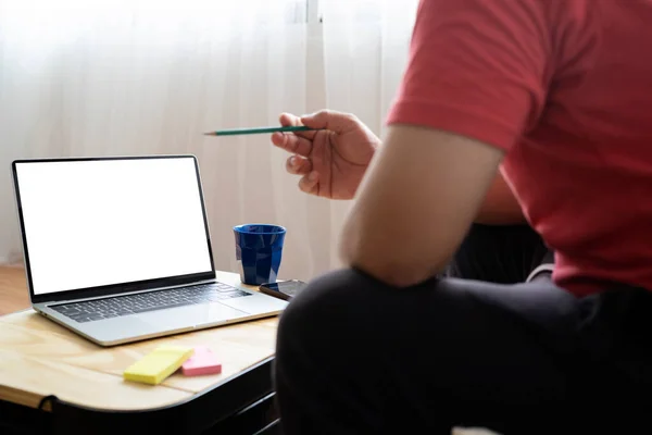 Joven Trabajando Computadora Portátil Con Pantalla Espacio Copia Blanco Para —  Fotos de Stock