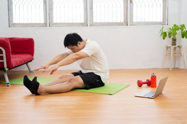 İç mekanda Atletizm Yapan Atletik Adam Ev Mat Tepesinde Karnına Oturma Egzersizi Yapıyor.