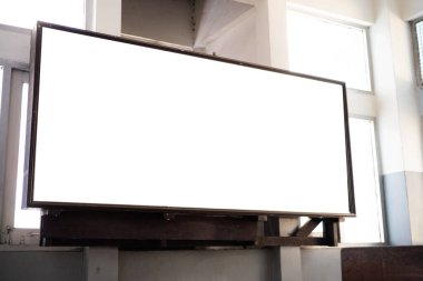 Perspektif, restoranın üst katındaki ahşap panele yazı tahtası süslemesi, mesaj, reklam, duyuru veya bilgi tanıtımı için boş alan