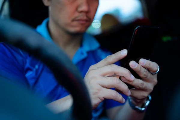 Mężczyzna Samochodzie Trzymający Telefon Komórkowy Mapą Nawigacji Gps Kierowca Wyszukiwanie — Zdjęcie stockowe