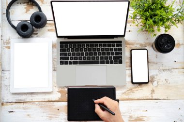 grafik tasarımcı laptop ve grafik tablet üzerinde üstten görünüm kullanma