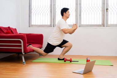 spor ve sağlıklı yaşam tarzı kavramı - fitness izci egzersiz ve evde çömelme yapıyor ile hintli adam gülümseyen