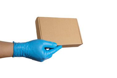 Teslimatçı, plastik eldivenlerin içinde karton kutular tutuyor, kopyalama alanı. Hızlı ve ücretsiz teslimat. Çevrimiçi alışveriş ve ekspres teslimat