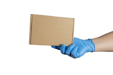 Karton kutuları plastik eldiven ve fotokopi alanında tutan teslimatçı. Hızlı ve ücretsiz teslimat. Çevrimiçi alışveriş ve ekspres teslimat