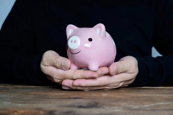 Homem Negócios Está Segurar Piggy Bank Poupança Financeira Conceito Investimento — Fotografia de Stock