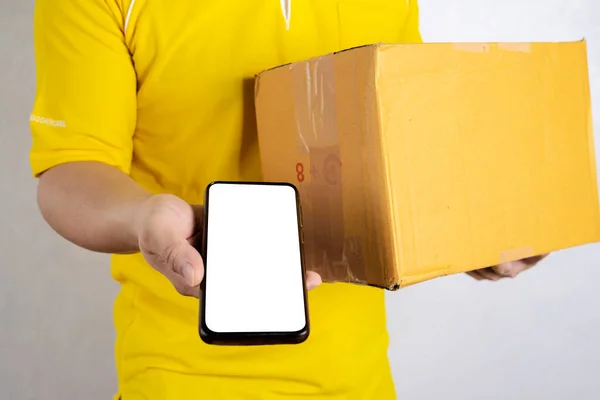 Sarı Elbiseli Teslimatçı Müşteri Dijital Cep Telefonuna Imzayı Ekler Eve — Stok fotoğraf