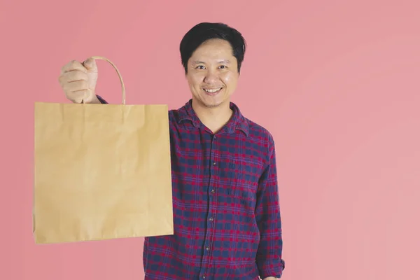 Feliz Joven Años Edad Compras Con Bolsas Papel Apuntando Hacia —  Fotos de Stock