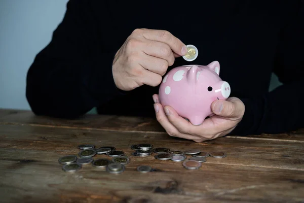 Mãos Homem Põem Uma Moeda Banco Piggy Rosa Conceito Poupança — Fotografia de Stock