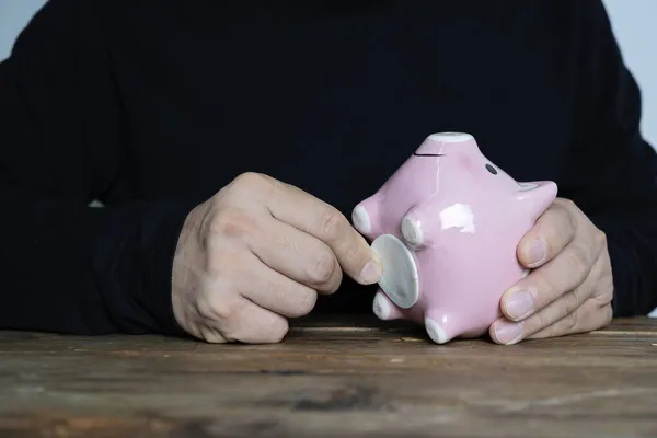 Piggybank Flutuando Cabeça Para Baixo Última Moeda Ouro Caiu Conceito — Fotografia de Stock