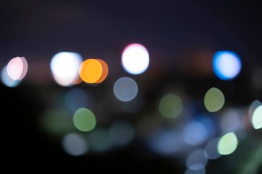 Siyah arkaplanda soyut mavi bokeh dokusu. Gece şehir sokak ışıkları bokeh