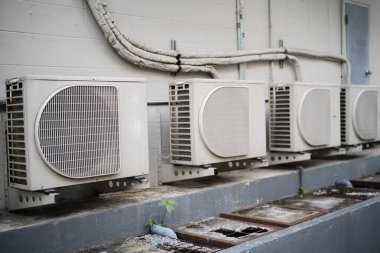 Dışarıdaki beyaz duvarda klima kompresörü var. Klima yoğunlaştırıcısını kapat, kanalsız mini yarıklar.