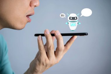 Dijital sohbet robotu, robot uygulaması, sohbet asistanı, yapay zeka konsepti. Sanal ekranda dijital sohbet robotu ve çevrimiçi ağda veri kullanan adam