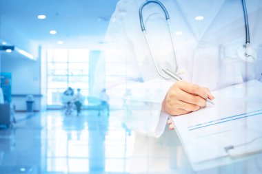 Sağlık ve Tıp Konsepti. Doktor bey. Özet olarak güzel lüks hastane ve klinik iç mimarisi..