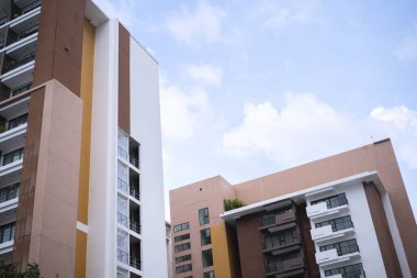 Güneşli bir günde açık mavi gökyüzüne karşı modern bir binanın kırmızı tuğla duvarı. Yüksek kalite fotoğraf