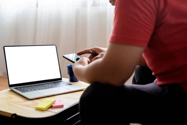 Feliz Hombre Negocios Milenario Relajarse Con Teléfono Inteligente Lugar Trabajo —  Fotos de Stock