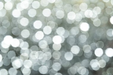 Yumuşak ışık, gümüş ve beyaz bokeh ışıkları olan soyut bokeh ışıkları söndü. soyut arkaplan
