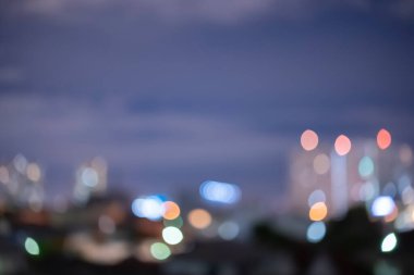 Dünya çevre günü konsepti. Bokeh ışığı ve bulanık modern şehir ufuk çizgisi gündoğumu arka planı. Bangkok, Tayland, Asya