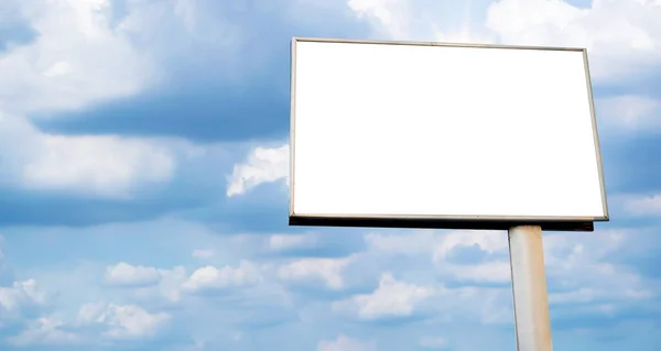 Порожній Рекламний Щит Фоні Блакитного Неба Візуалізація Небо Повне Хмар — стокове фото