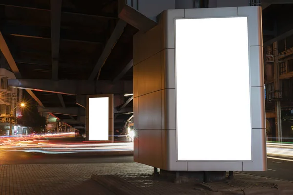 Cartellone Bianco Sentieri Leggeri Strada Città Urbano Nella Notte Può — Foto Stock