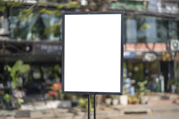 Blanker Weißer Außenwerbeständer Board Attrappe Vorlage Klare Straßenbeschilderungstafel Außenbereich Eines — Stockfoto