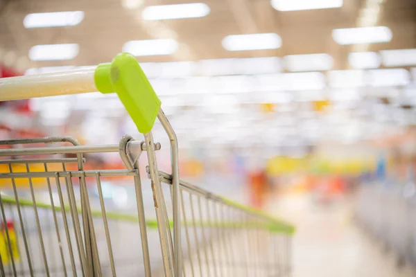 Efecto Borroso Pasillo Del Supermercado Con Plata Vacía Carrito Compras — Foto de Stock
