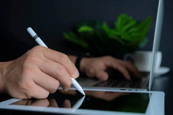 Primer Plano Del Hombre Negocios Utilizando Tableta Digital Computadoras Portátiles —  Fotos de Stock