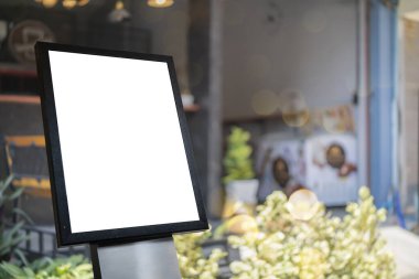 Kafe girişinin yanında boş siyah menü standı. Kahve dükkanı ve restoran konsepti. Model