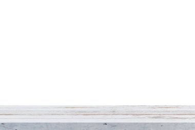 Ürün yerleştirme veya montaj için boş beyaz ahşap tablo ön planda masa üst odaklı, beyaz arka plan.