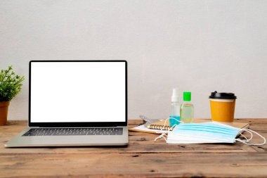 El antiseptik jeli, solunum koruyucu maske, dizüstü bilgisayardaki virüsten korunmak için cerrahi maske. Uzaktan çalışma, ofis işi, serbest çalışma, evden çalışma. Coronavirus Covid-19 Önleme.