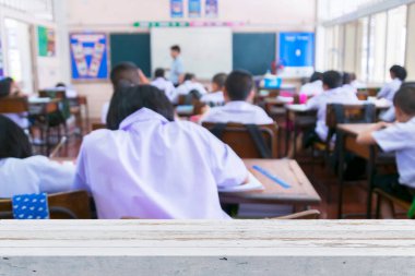 Masadan dışarı bak, arka plan olarak sınıfların bulanık görüntüsü.