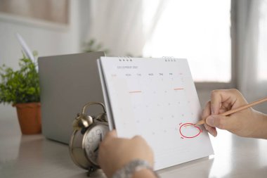 Takvimde 31 Aralık 2021 'i işaretle. Tarihi kaydet