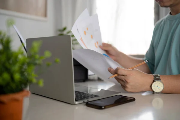 Enfocado Serio Hombre Negocios Contable Analista Sosteniendo Documentos Mirando Pantalla —  Fotos de Stock