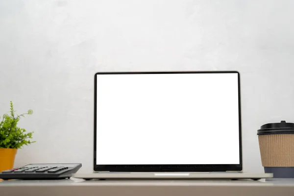 Masasında Dizüstü Bilgisayar Kahve Fincanı Kalem Grafik Kağıdı Belge Beyaz — Stok fotoğraf