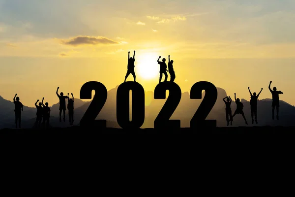 2022年新年的概念 快乐的一群人 新年贺卡 人们表达幸福 — 图库照片