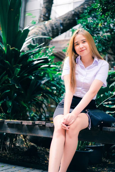 Retrato Jovem Asiática Estudante Feliz Pose Universidade Faculdade Jovem Estudante — Fotografia de Stock