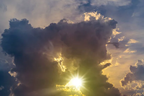 하늘의 구름을 하늘의 파란색과 주황색 태양의 — 스톡 사진