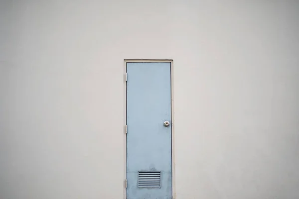 Putih Menutup Pintu Pada Latar Belakang Putih Bingkai Dinding Abu — Stok Foto
