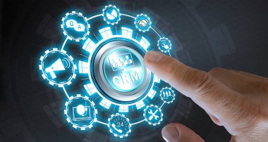 İşadamının parmağı düğmeye basarak başlamayı işaret ediyor. CRM, Müşteri İlişkileri Yönetimi konsepti. İnternet teknolojisi işi.