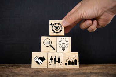 Parmak izi ekran dartı ve tahta tahta küp ile büyüteç cam grafik ve dişli. Yatırım ve iş konsepti hedefi.