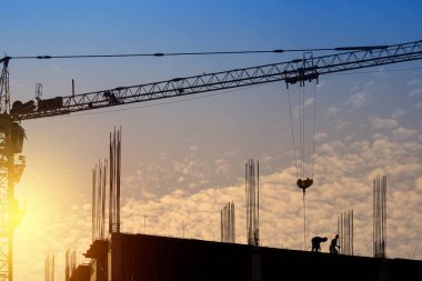 Siluet Mühendisi yüksek zemin, ağır endüstri ve güvenlik kavramları üzerine çalışan inşaat ekibine emir verdi..