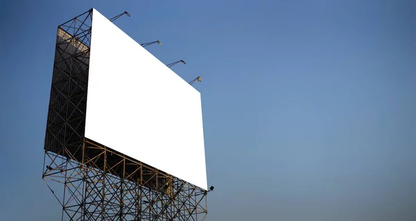 Leere Plakatmockup Mit Weißem Bildschirm Vor Wolken Und Blauem Himmel — Stockfoto