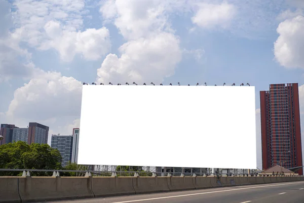 城市街道蓝天衬托下的空白白色广告牌对设计很有帮助 — 图库照片