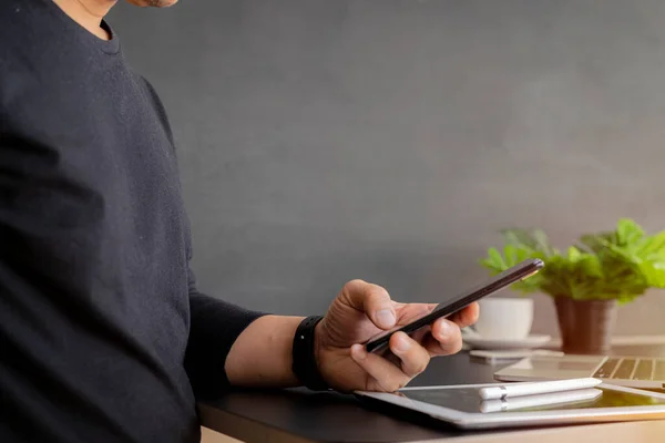 Primer Plano Hombre Usando Teléfono Celular Inteligente Hombre Feliz Utiliza —  Fotos de Stock