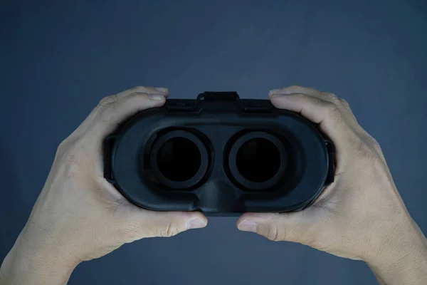 Männliche Hände Mit Virtual Reality Grauem Hintergrund Geste Über Das — Stockfoto