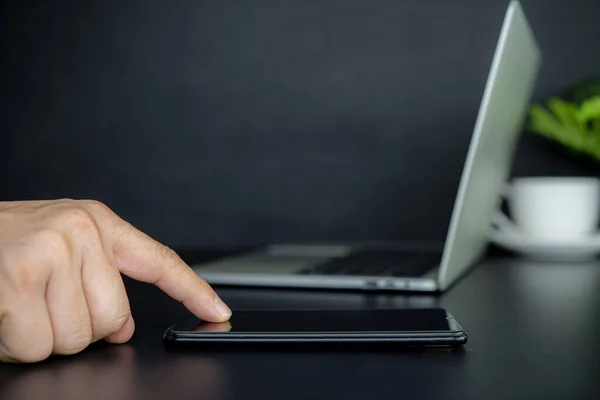 Hombre Está Desplazándose Pantalla Teléfono Inteligente Navegar Por Internet Por —  Fotos de Stock