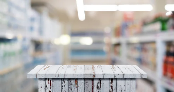 Drewniany Blat Stołowy Rozmytym Supermarketem Tle Baner Panoramiczny Może Być — Zdjęcie stockowe