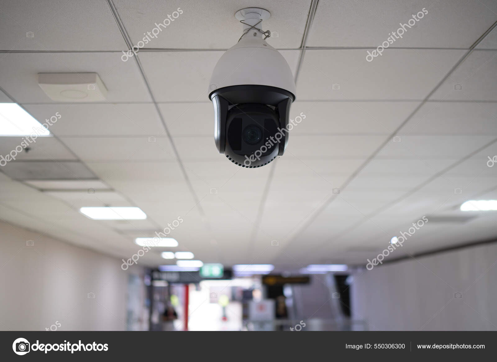 办公大楼里的安全摄像头或监控系统智能摄像头可以昼夜记录视频使你免遭窃贼的袭击监控摄像头防盗系统的概念——图库图片© jittawit21  #550306300