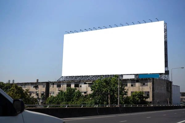 Καμβάς Του Billboard Παίζει Στο Φόντο Της Πόλης Κενή Πινακίδα — Φωτογραφία Αρχείου