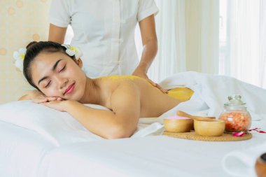 Usta özel yağlar, deniz tuzu ve spa ile masaj yapıyor.